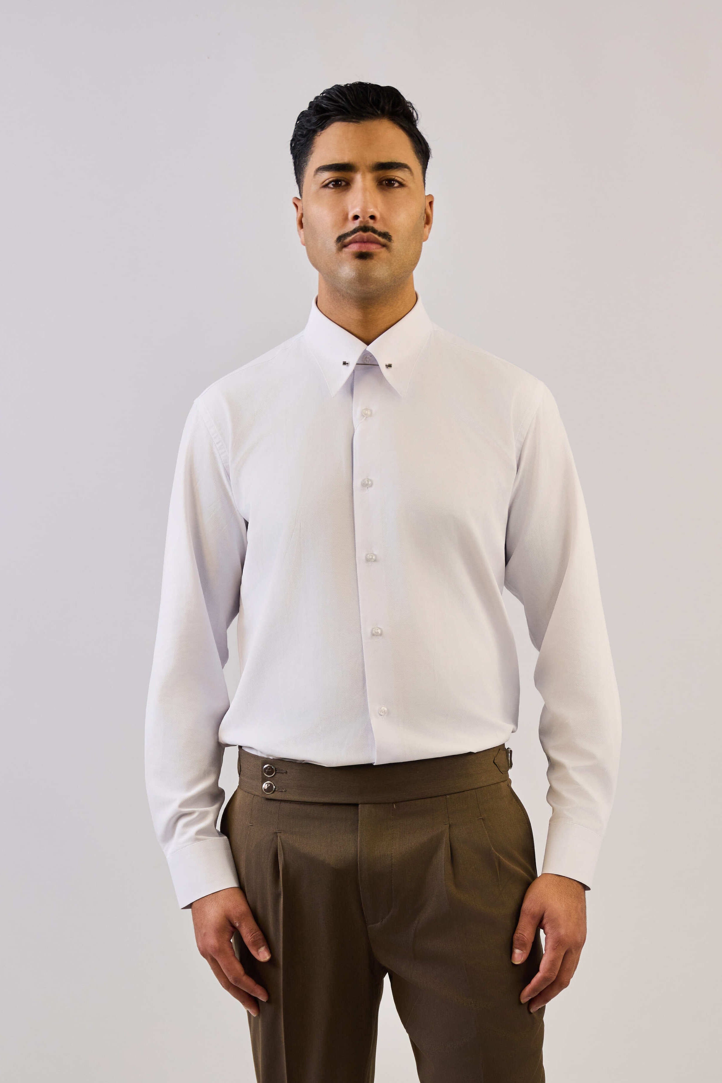 Chemise Blanche Col en Pointe avec Barette